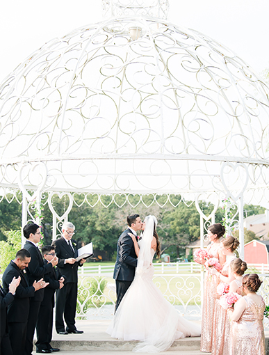 wedding ceremony first kiss
